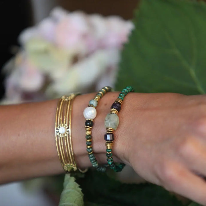 Bracelet élastique à pierres naturelles turquoise africaine et acier inoxydable doré, orné d’une perle d’eau douce porté au poignet