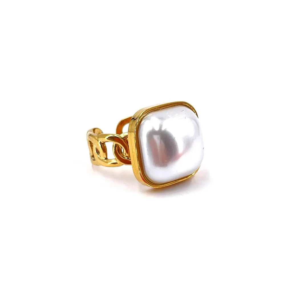 Bague maille gourmette en acier inoxydable doré orné d'une pièce carrée sertie d'une pâte de verre blanche imitation perle