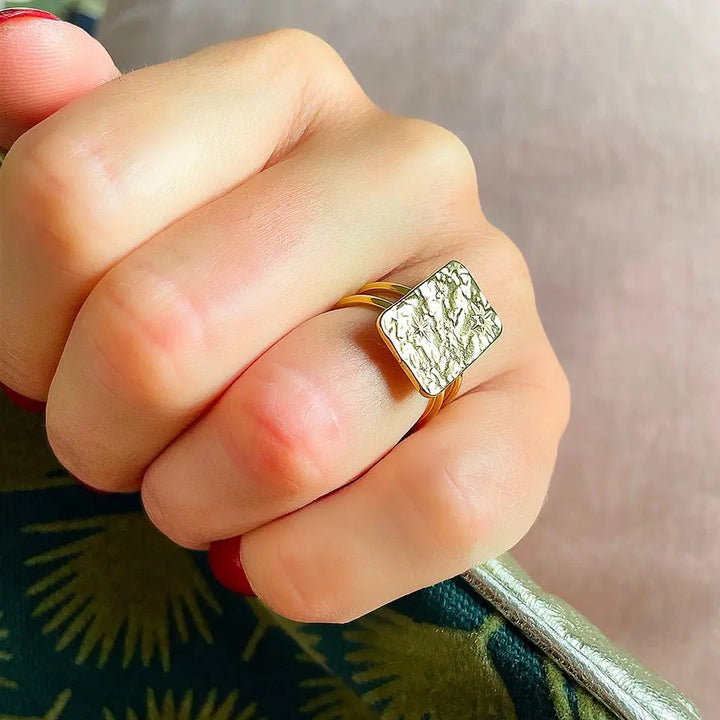 Bague martelée doubles rangs en acier inoxydable ornée d'une pièce rectangulaire avec des étoiles gravées et un strass portée au doigt 2