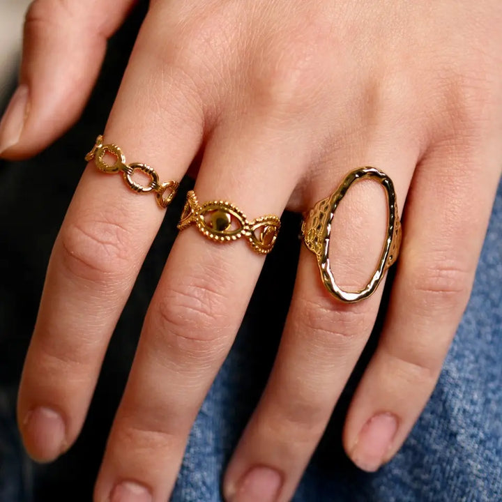 Bague ouverte en acier inoxydable doré effet martelé portée aux doigts