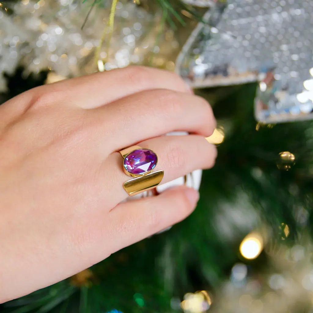 Bague en acier inoxydable ornée d’un cristal burgundy delite porté au doigt