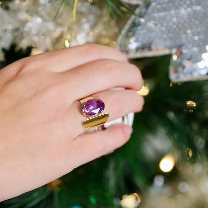 Bague en acier inoxydable ornée d’un cristal burgundy delite porté au doigt