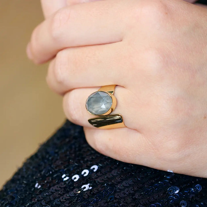 Bague en acier inoxydable ornée d’un cristal dark grey porté au doigt