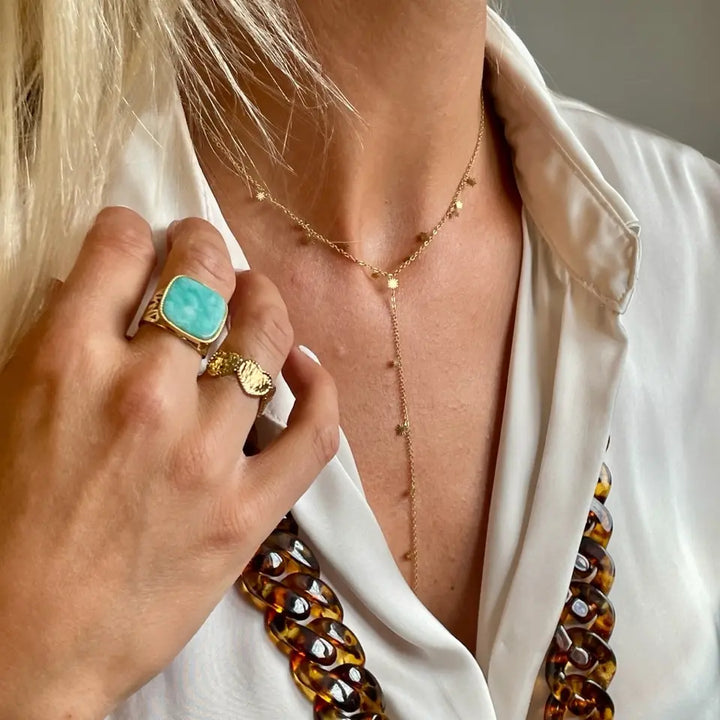 Bague Ajourée onyx portée au doigt