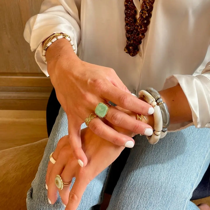 Bague Ajourée Nacre portée au doigt