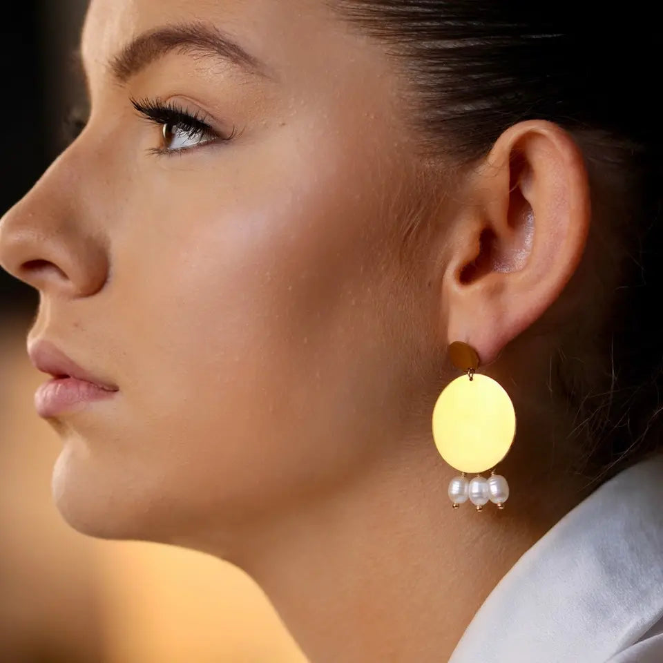 Boucles d’oreilles pendantes rondes en acier inoxydable doré ornées de perles d’eau douce portées aux oreilles