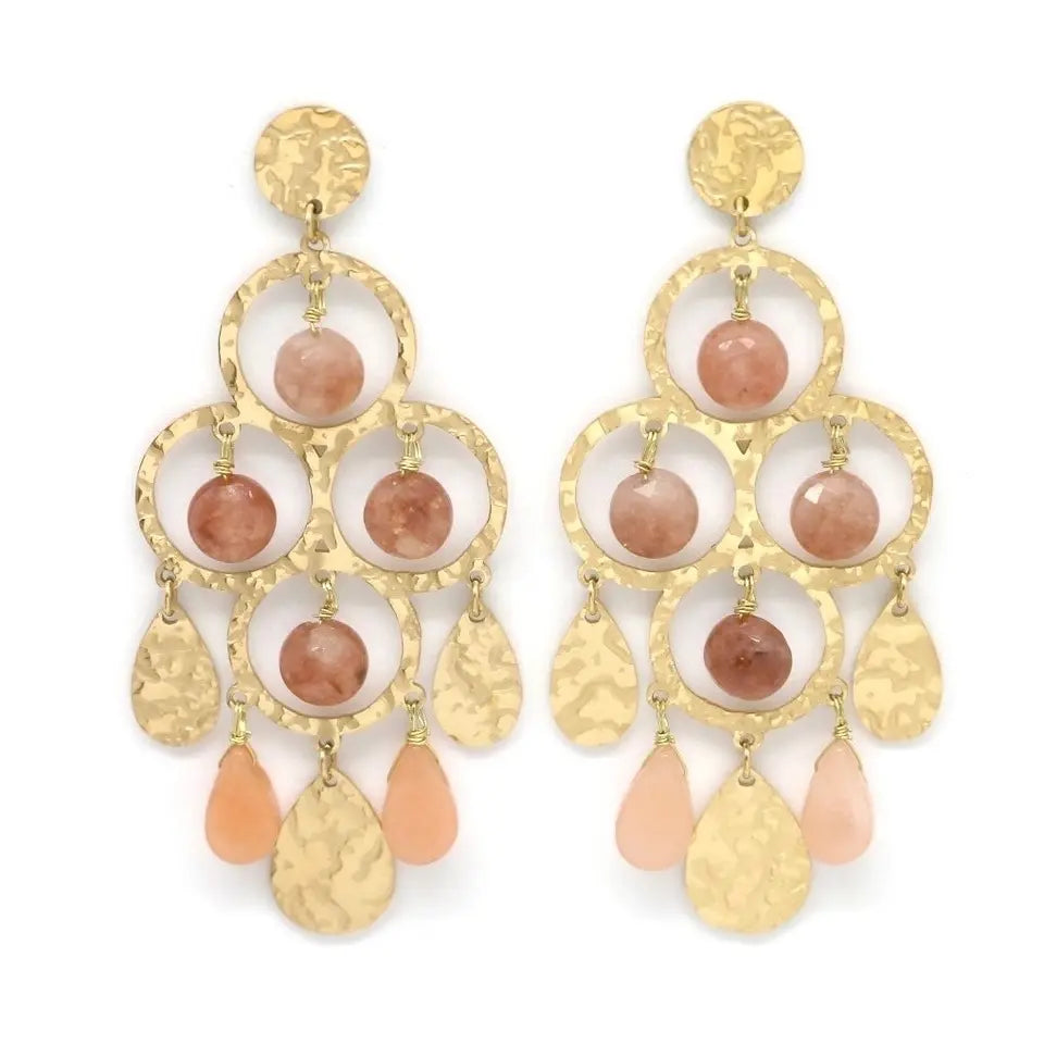 Boucles d’oreilles chandelier effet martelé composées de pampilles en acier inoxydable dorées et de pierres naturelles quartz rose