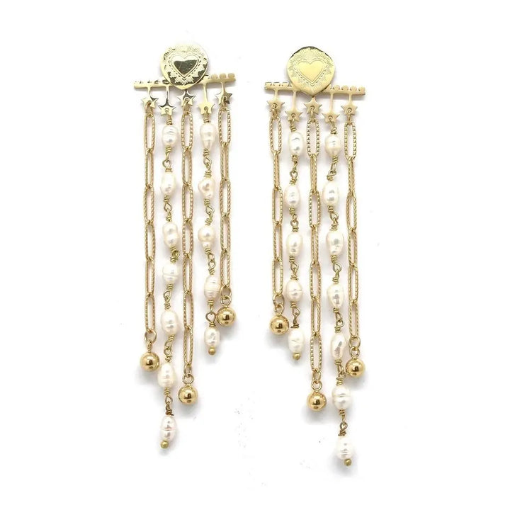 Boucles d’oreilles pendantes composées d’une barre étoilée avec des franges à maillons en acier inoxydable et des franges en perles d’eau douce