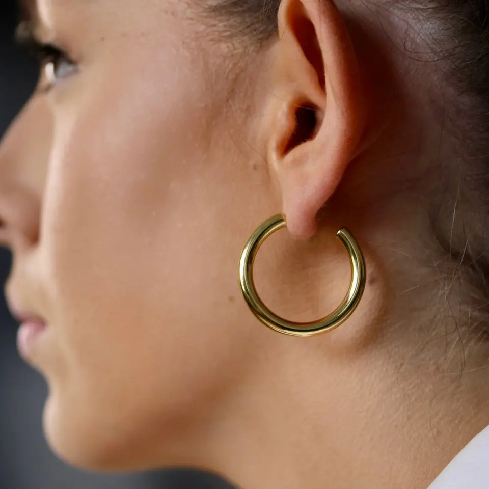 Boucles d’oreilles créoles épaisses en acier inoxydable doré (35mm) portées aux oreilles