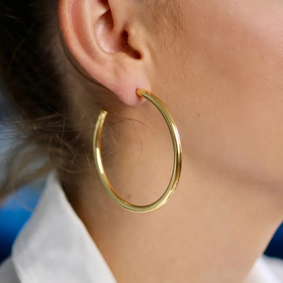 Boucles d’oreilles créoles épaisses en acier inoxydable doré (60mm) portées aux oreilles