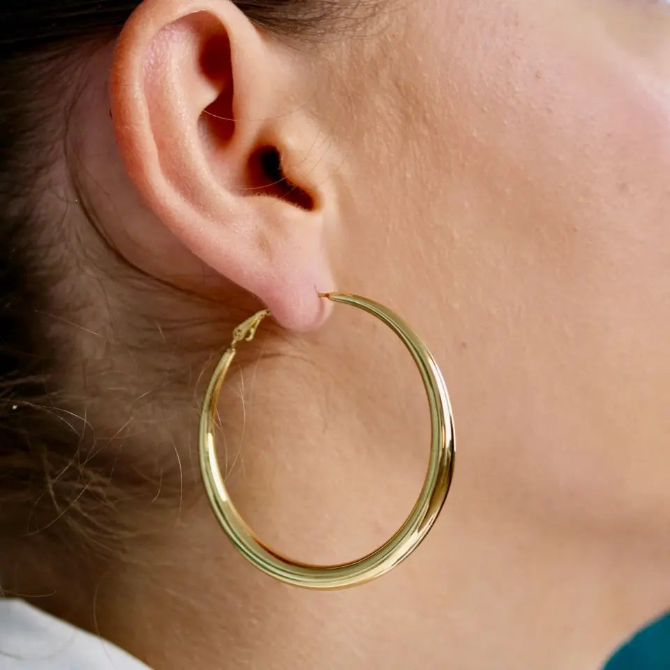 Boucles d’oreilles créoles épaisses en acier inoxydable doré (55mm) portées aux oreilles