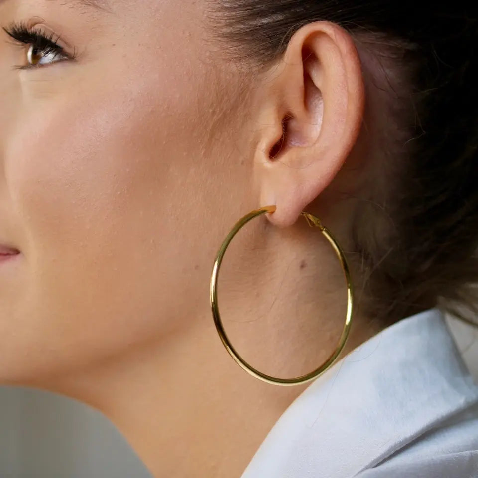 Boucles d’oreilles créoles fines en acier inoxydable doré (60mm) portées aux oreilles