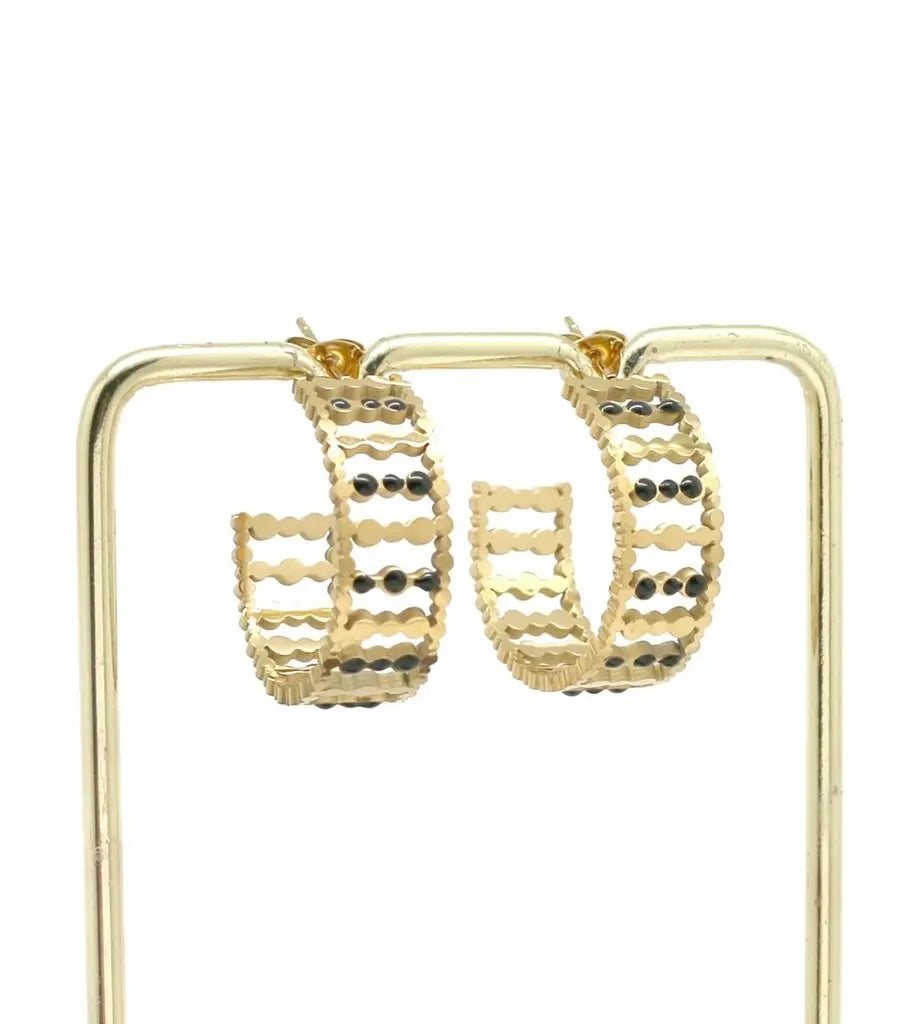 Boucles d’oreilles de type créoles structurées en acier inoxydable doré orné de pointillés noir