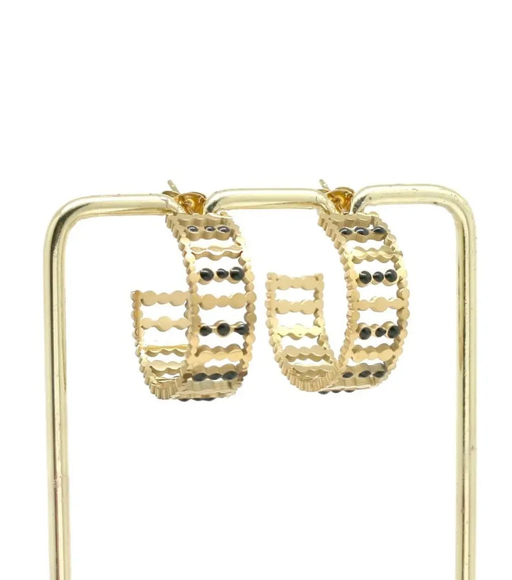 Boucles d’oreilles de type créoles structurées en acier inoxydable doré orné de pointillés noir