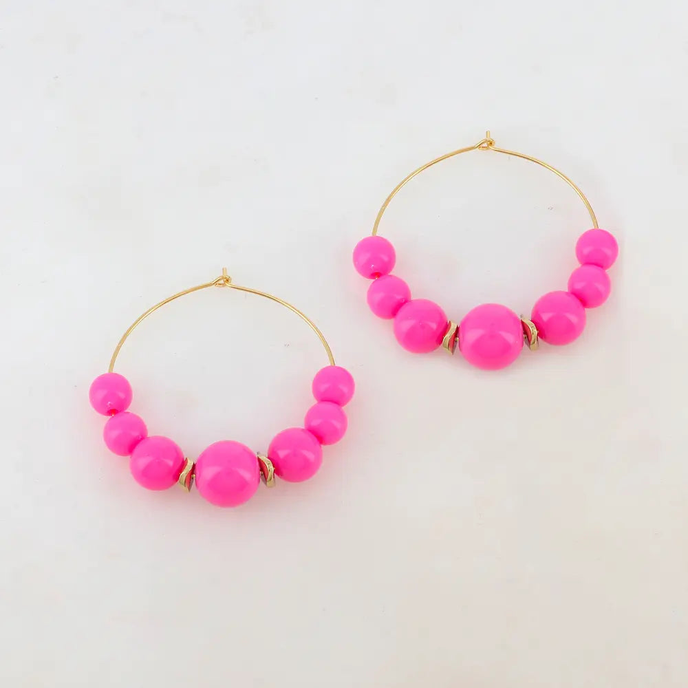 Boucles d'oreilles créoles perles en résine fuchsia