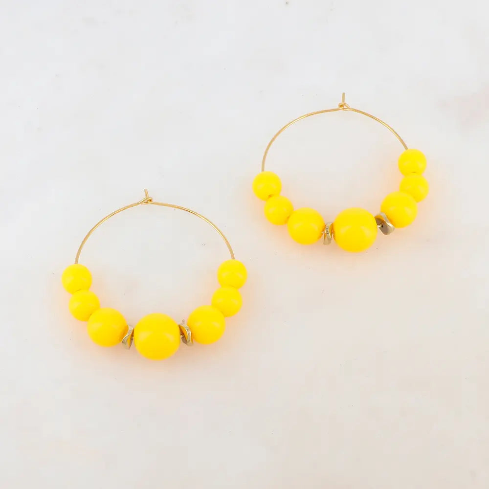 Boucles d'oreilles créoles perles en résine jaune