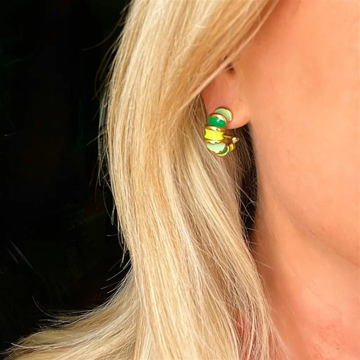 Boucles d’oreilles émaillées de type créoles en acier inoxydable doré orné d'émail vert.