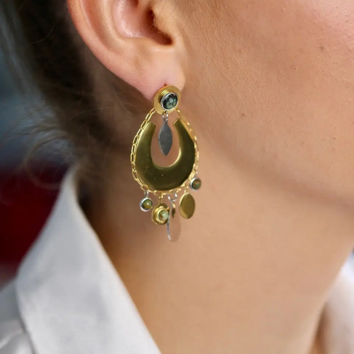 Boucles d’oreilles à pampilles en acier inoxydable doré et pierres naturelles turquoise africaine portées aux oreilles