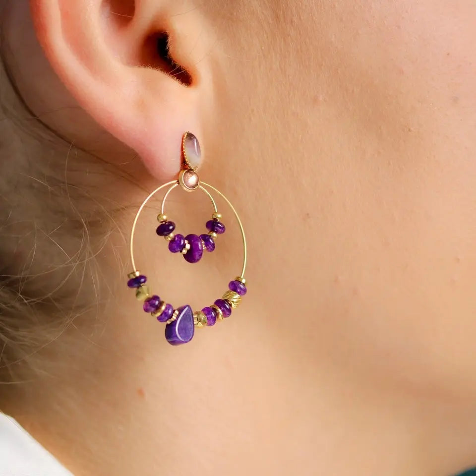 Boucles d'Oreilles Pendantes Améthyste ELLA portées aux oreilles