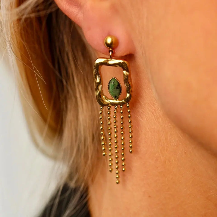 Boucles d’oreilles pendantes à franges en forme de trapèze ornées d’une turquoise africaine portées aux oreilles