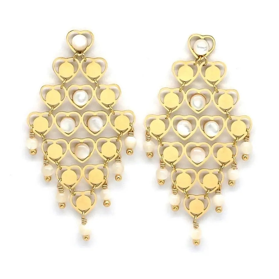 Boucles d’oreilles pendantes chandelier motifs en cœurs et ornées de nacre