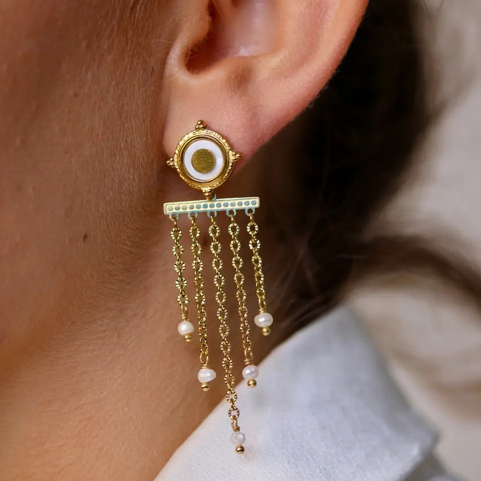Boucles d’oreilles pendante à franges en acier inoxydable ornée de perles d’eau douce portées aux oreilles