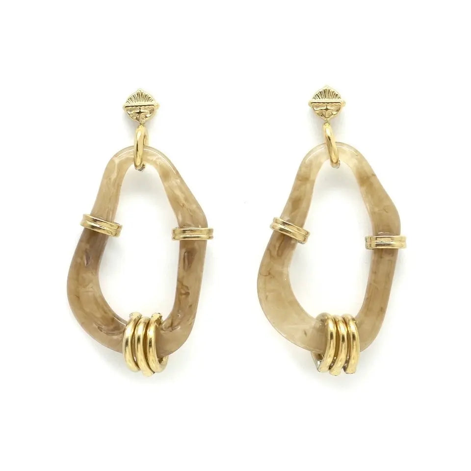 Boucles d’oreilles pendantes en résine ovaloïde beige ornées d’anneaux en acier inoxydable doré