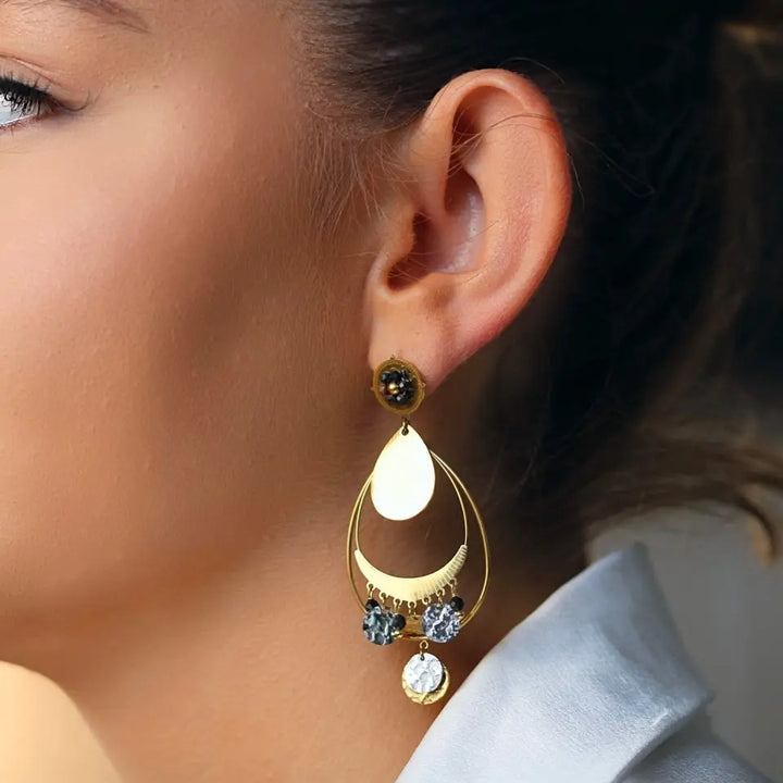 Boucles d'oreilles pendantes à pampilles en acier inoxydable doré et argenté ornées de pierre naturelle onyx portées aux oreilles