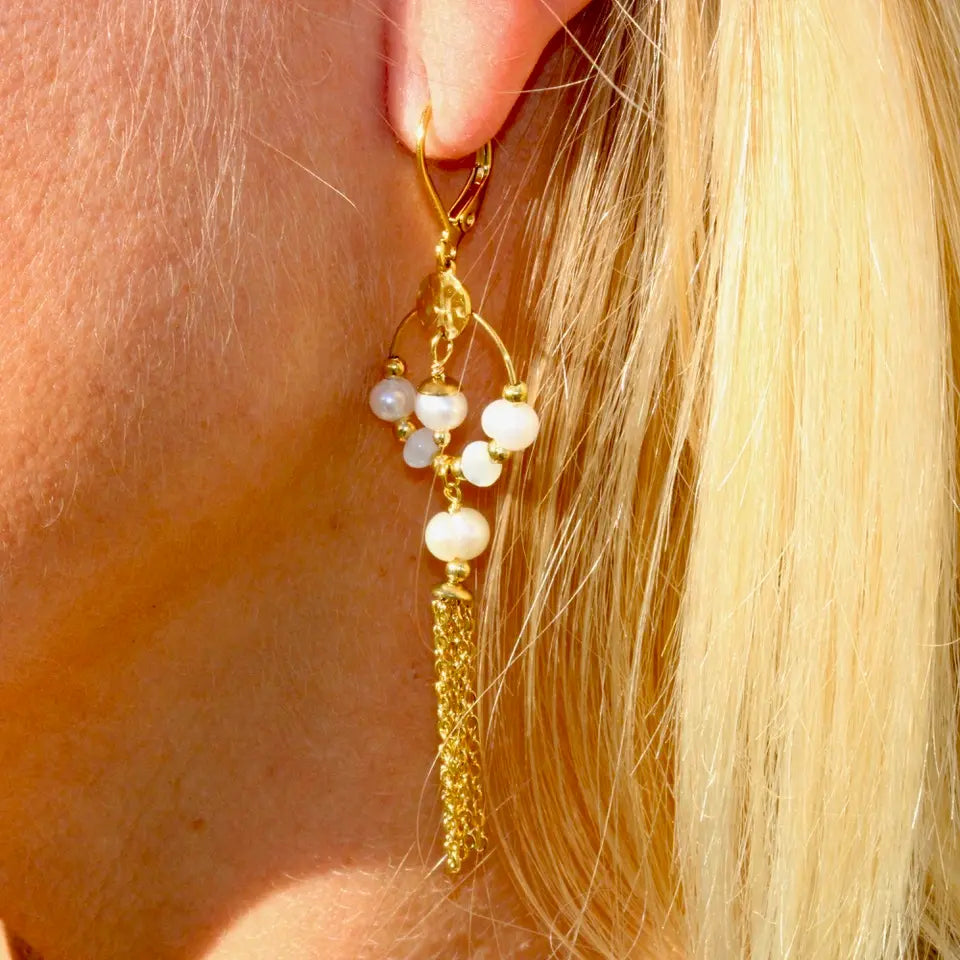 Boucles d’oreilles perles d'eau douce à franges en acier inoxydable doré portées aux oreilles