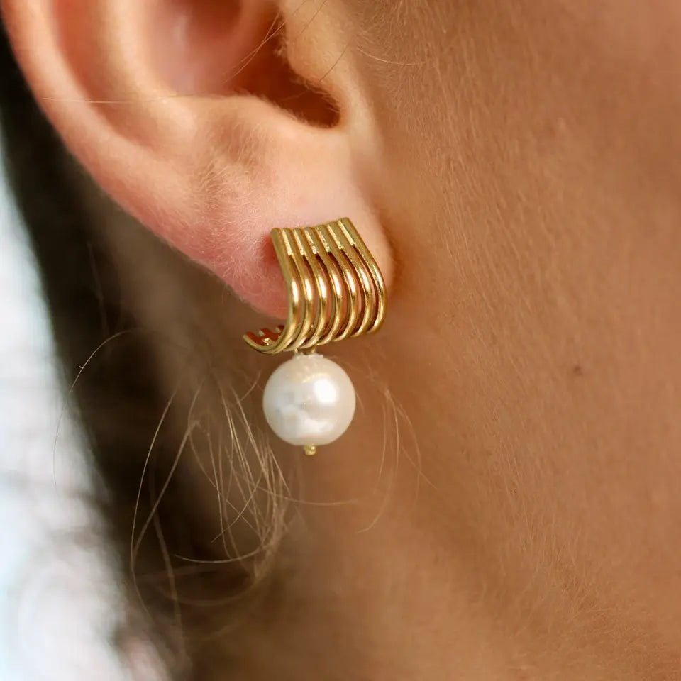 Boucles d’oreilles puces concaves en acier inoxydable doré et perle en résine blanche portées aux oreilles