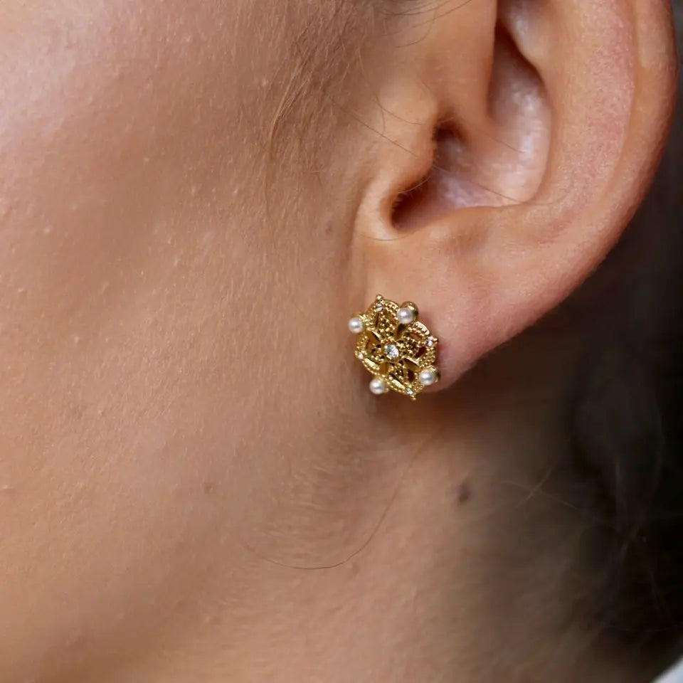 Boucles d’oreilles puces acier inoxydable en forme de trèfle ornées de strass et de perles d’eau douce portées aux oreilles