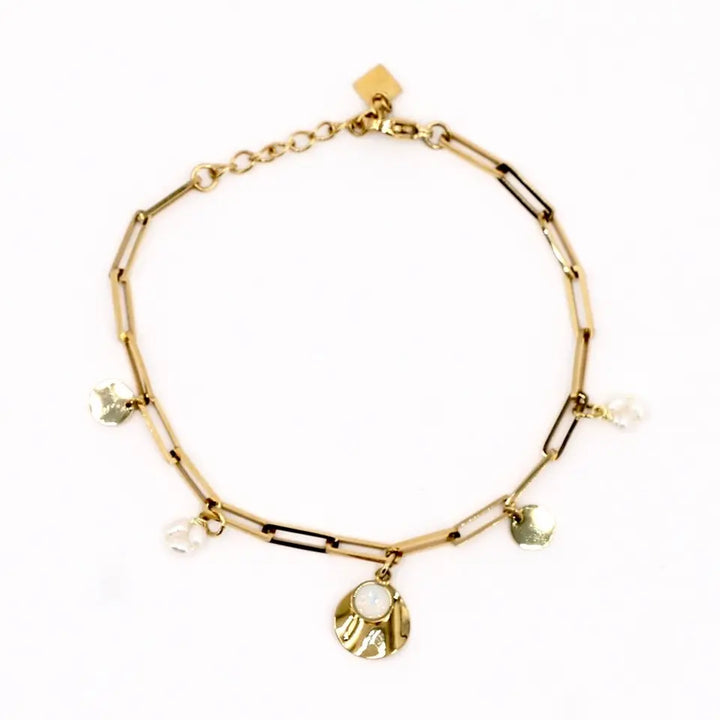 Bracelet à maillons en acier inoxydable doré avec perles d’eau douce, pierre white opale et pampilles ondulée