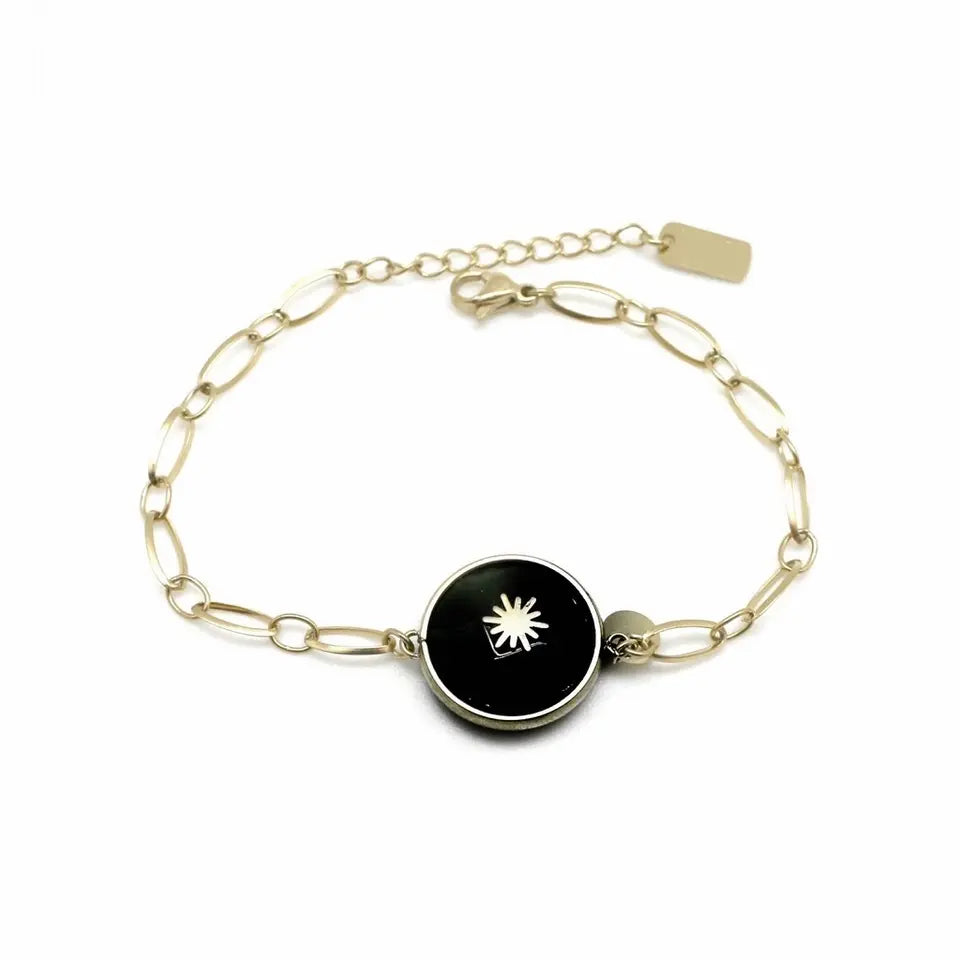 Bracelet CELESTE à maillon en acier inoxydable doré dont le médaillon en pierre onyx est piqué d’un motif en forme de soleil