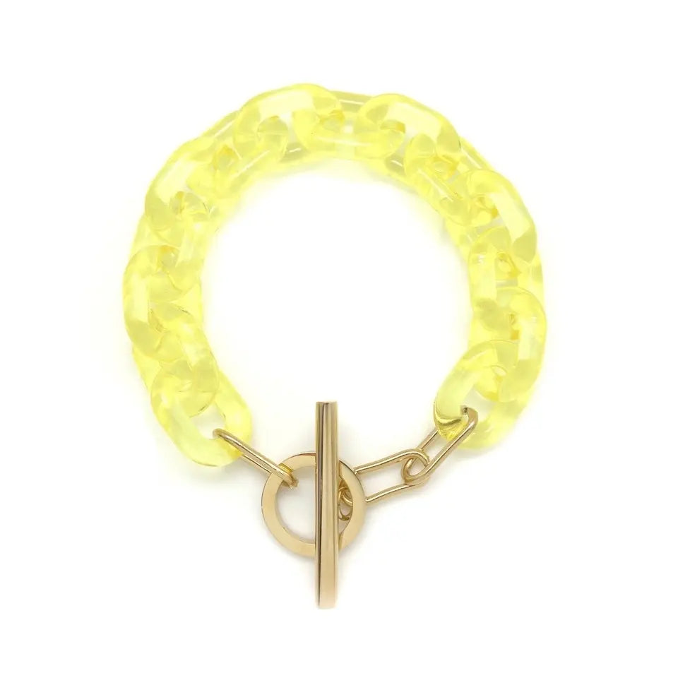 Bracelet fine maille en résine jaune avec fermoir T en acier inoxydable doré.