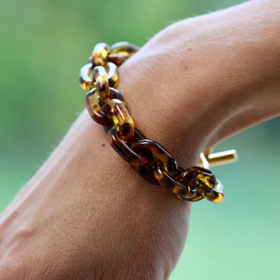 Bracelet fine maille en résine léopard avec fermoir T en acier inoxydable doré porté au poignet