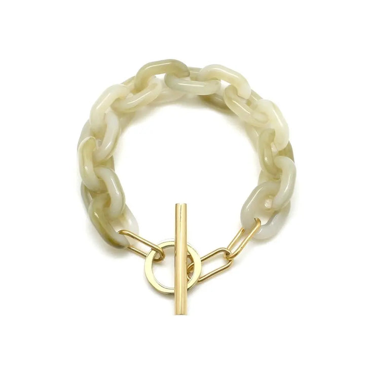Bracelet fine maille en résine vert lichen avec fermoir T en acier inoxydable doré.