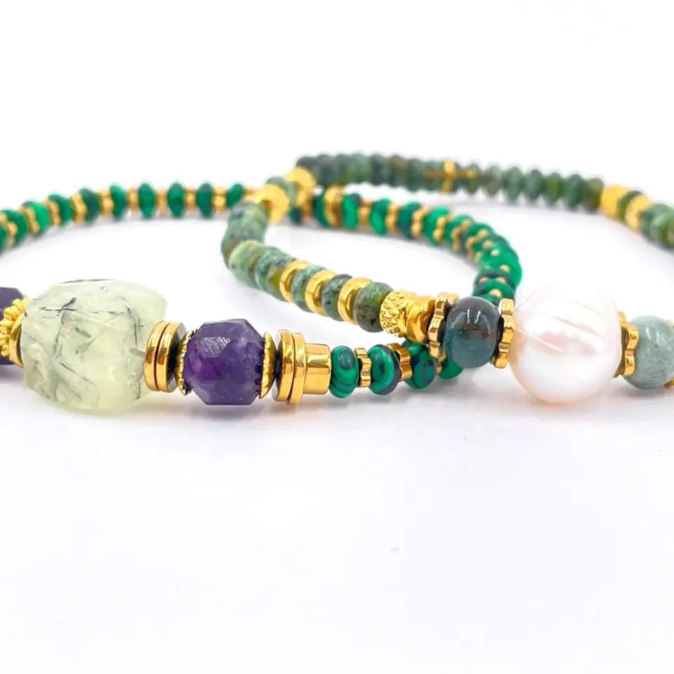 Bracelet élastique à pierres naturelles turquoise africaine et acier inoxydable doré, orné d’une perle d’eau douce. (3)
