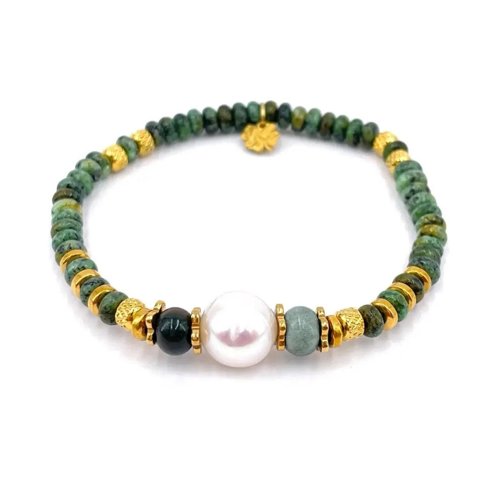Bracelet élastique à pierres naturelles turquoise africaine et acier inoxydable doré, orné d’une perle d’eau douce.
