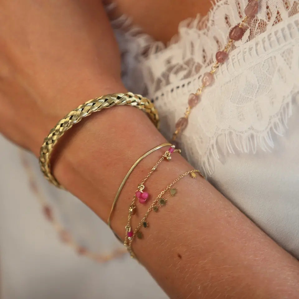 Bracelet 2 rangs composé d'une chaîne en maille serpent et d’une chaine en maille fine avec des perles en acier inoxydable ainsi que des pierres d’Agate porté au poignet