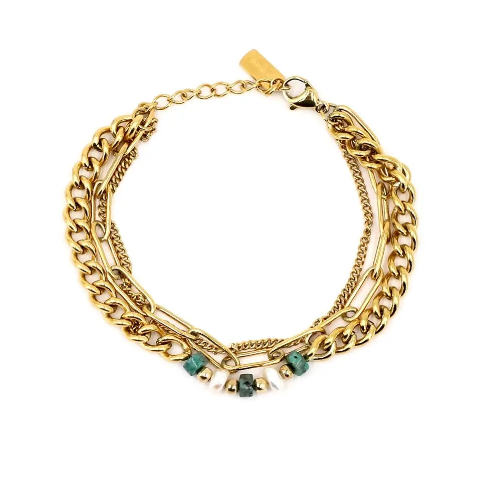 Bracelet 3 rangs composé d'une chaine à maillon, d’une chaine en maille fine et d’une chaine en maille gourmette avec des pierres turquoise africaine et des perles d’eau douce.