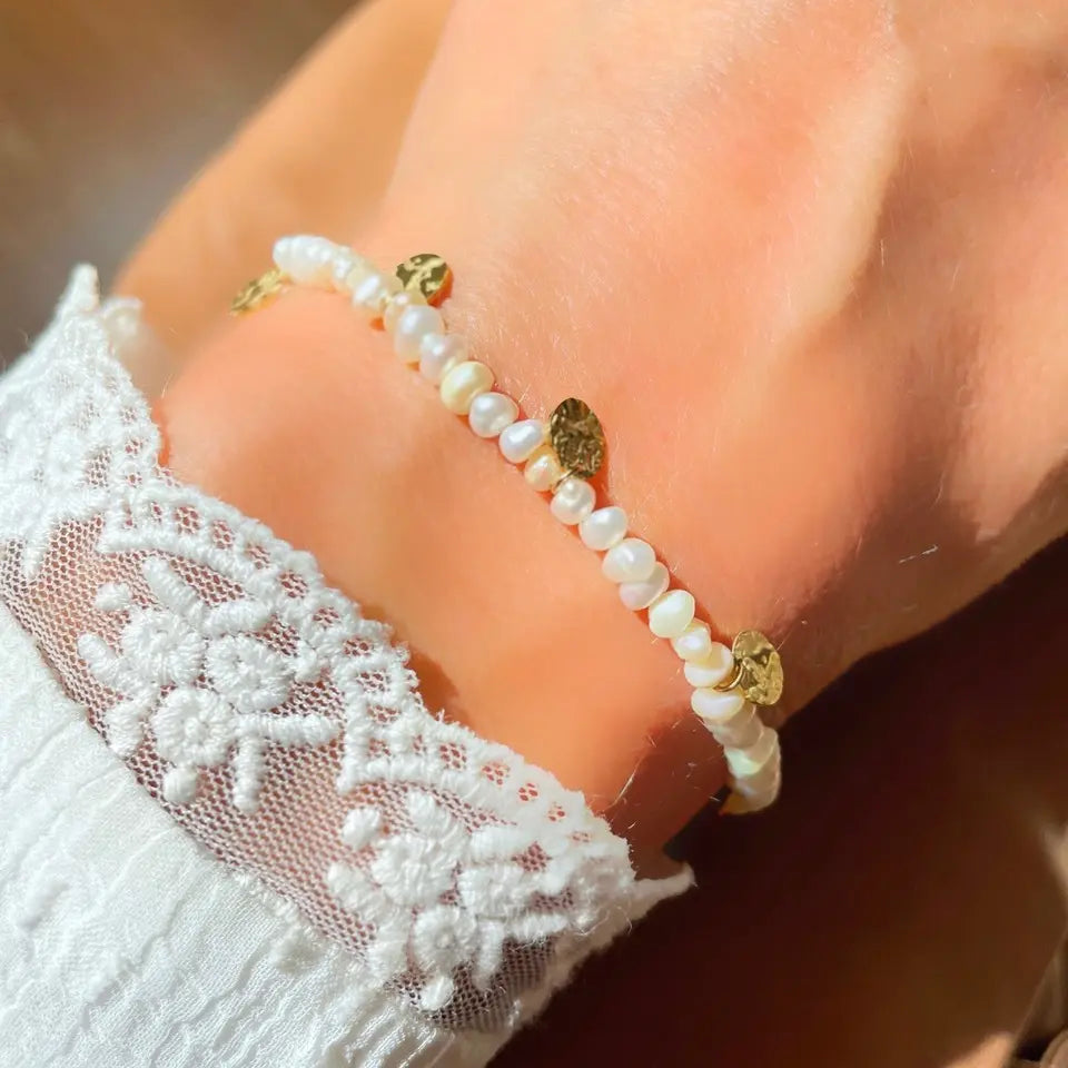 Bracelet perles d’eau douce avec pampilles en acier inoxydable en forme de médaillon martelé porté au poignet (3)