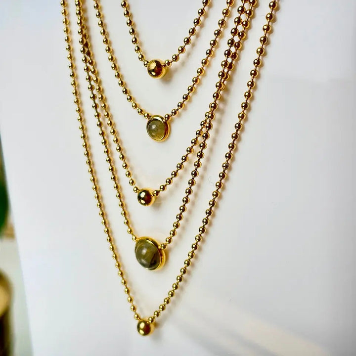 Collier cinq rangs composé de trois billes en acier inoxydable dorées et de deux pierres naturelles Labradorite