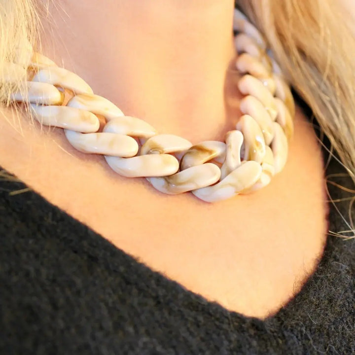 Collier Grosse Maille Résine Beige porté au cou