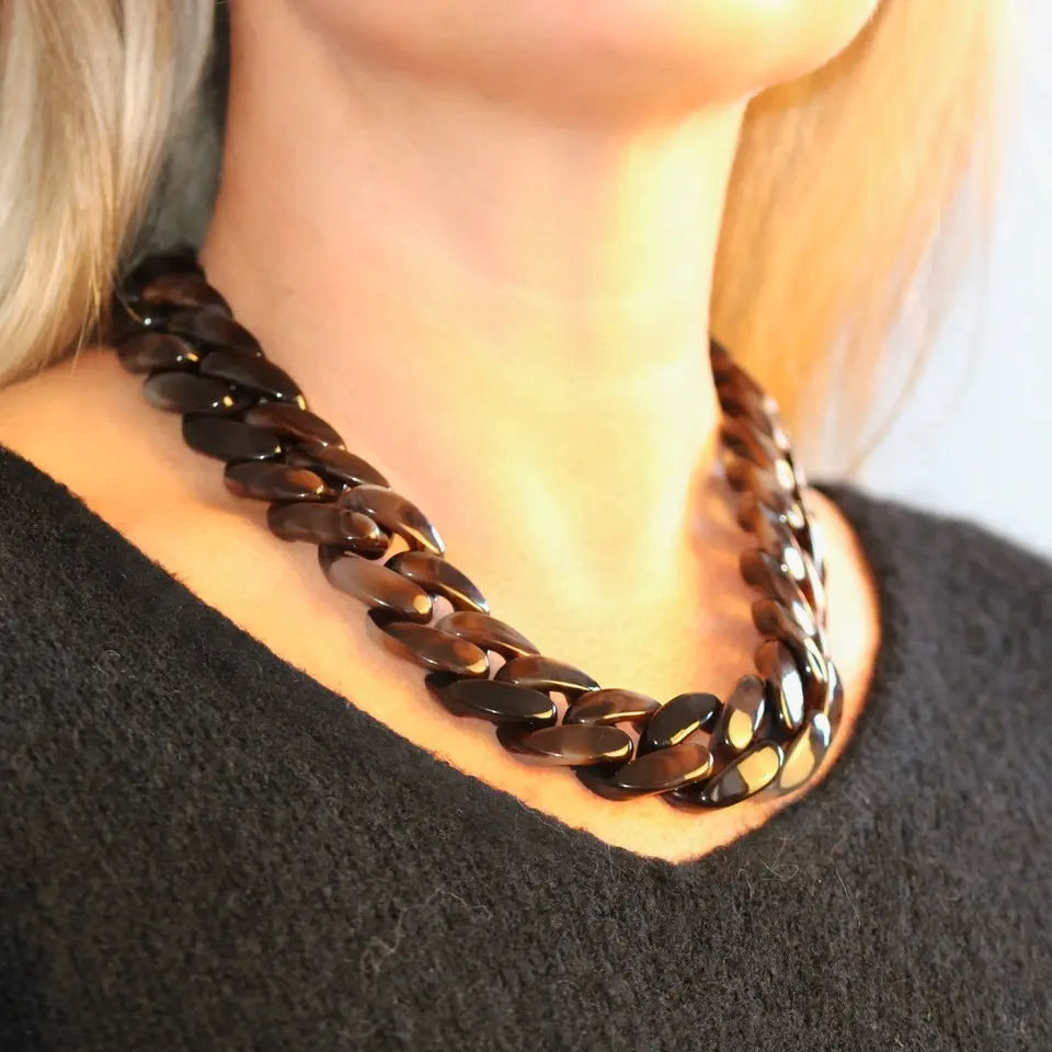 Collier Grosse Maille Résine Marron porté au cou
