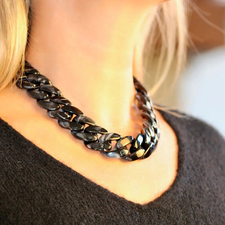 Collier Grosse Maille Résine Noir porté au cou