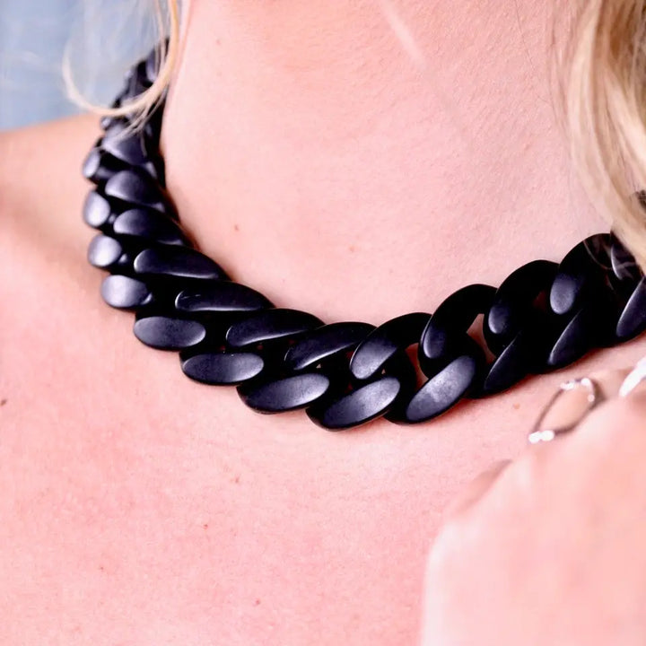 Collier Grosse Maille Résine Noir mat porté au cou