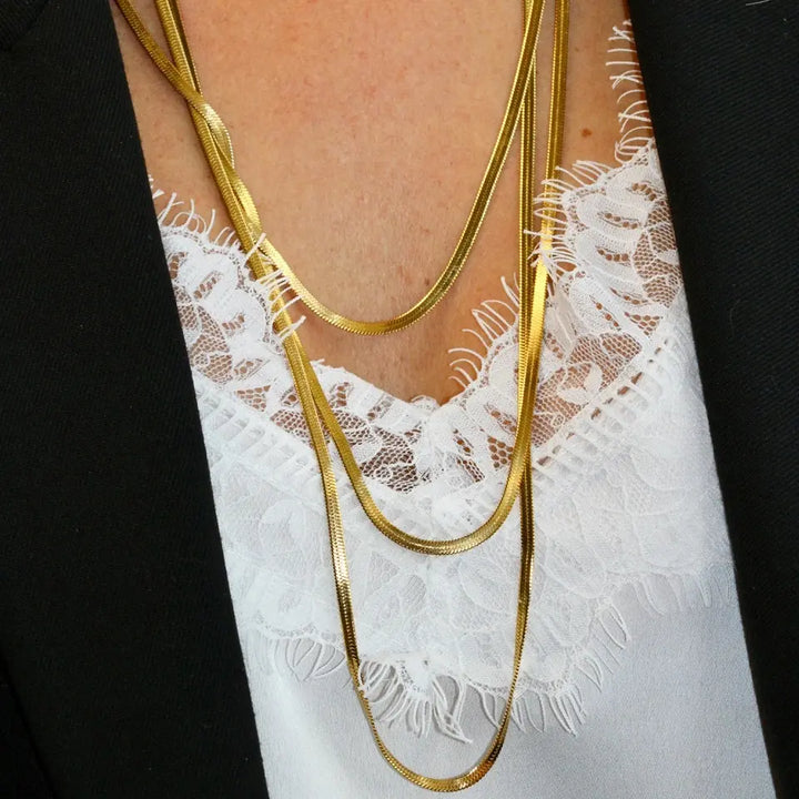 Collier maille serpent en acier inoxydable doré composé de trois rangs porté au cou