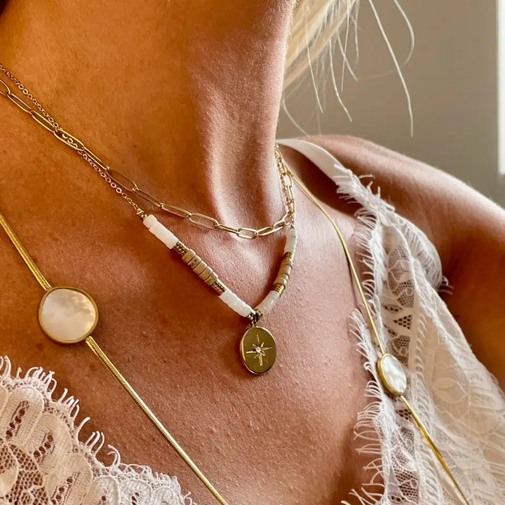 Collier double rang en acier inoxydable doré composé d’une chaine à maillon et d’une chaine fine porté au cou