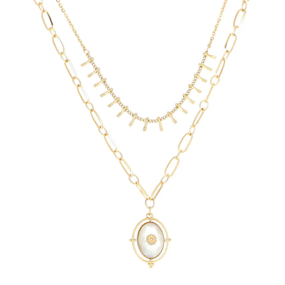 Collier rangs multiples en acier inoxydable doré composé d’une chaine maille fine avec picots et d’une chaine à maillon orné d'un médaillon