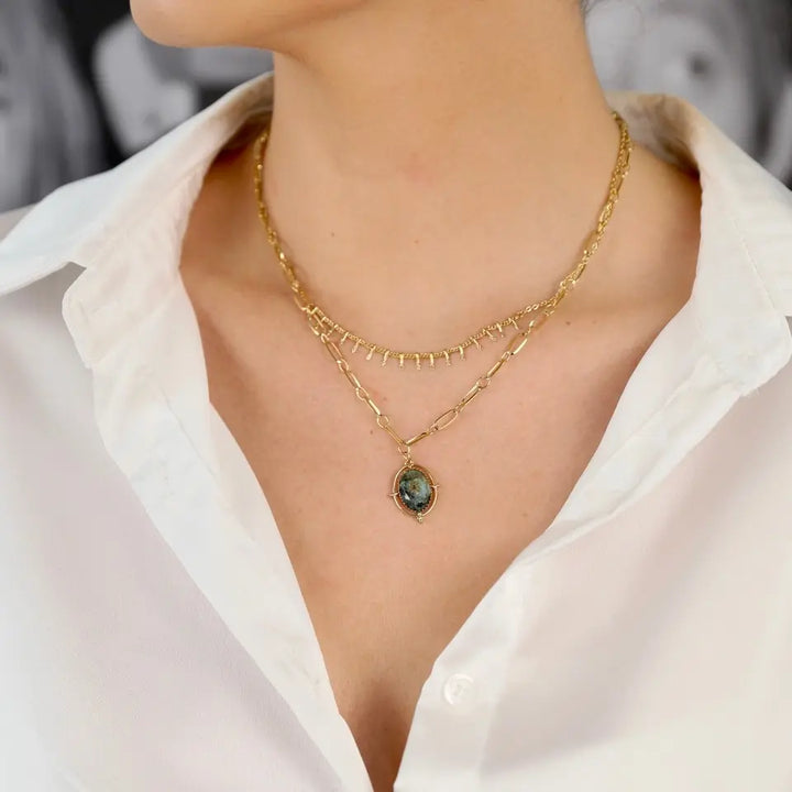 Collier rangs multiples en acier inoxydable doré composé d’une chaine maille fine avec picots et d’une chaine à maillon orné d'un médaillon porté au cou 3
